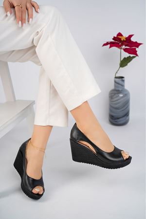 Dolgu Taban Önü ve Yanı Açık Dekolte Siyah Cilt Ayakkabı