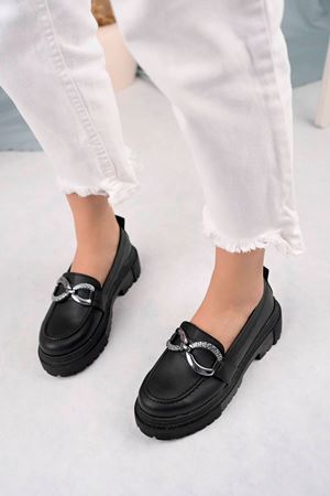 Önü Tokalı Siyah Cilt Kadın Ayakkabı