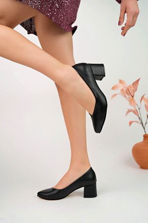 Ökçeli Sivri Kalıp Siyah Cilt Kadın Ayakkabı