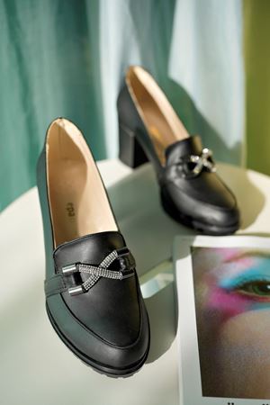 Önü Tokalı Siyah Cilt Kadın Ayakkabı