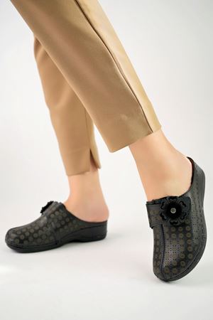 Ortopedik Taban Burnu Kapalı Çiçekli Siyah Kadın Terlik