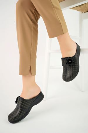 Ortopedik Taban Burnu Kapalı Çiçekli Siyah Kadın Terlik