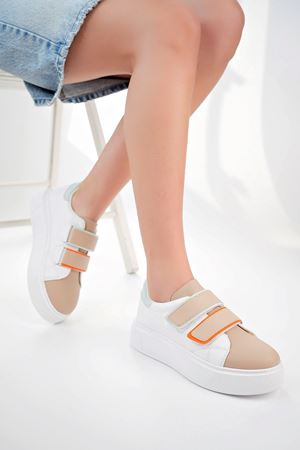 Dolgu Taban Cırtlı Beyaz Vizon Garnili Kadın Ayakkabı