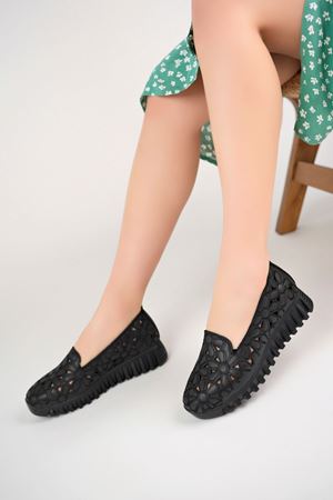 Çiçek Lazerli Siyah Ayakkabı