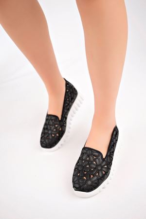 Çiçek Lazerli Siyaha Beyaz Taban Ayakkabı