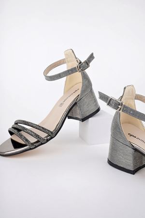 Topuklu Üç Bant Taşlı Platin Kız Çocuk Ayakkabı