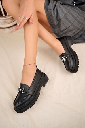 Önü Tokalı Siyah Cilt Kadın Ayakkabı