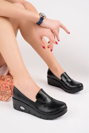 Dolgu Topuk Dili Lastikli Siyah Cilt Kadın Ayakkabı